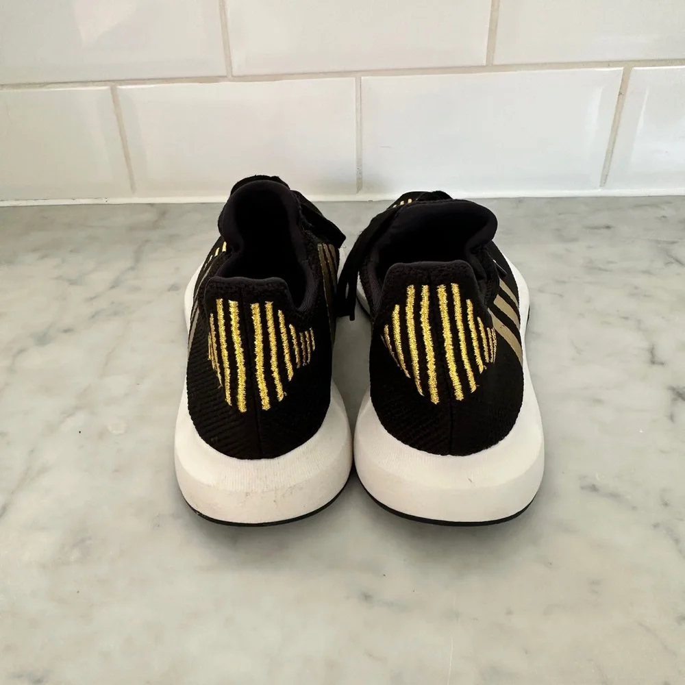 Adidas Women’s Swift Run Sneakers Size 7 - Picture 2 of 6